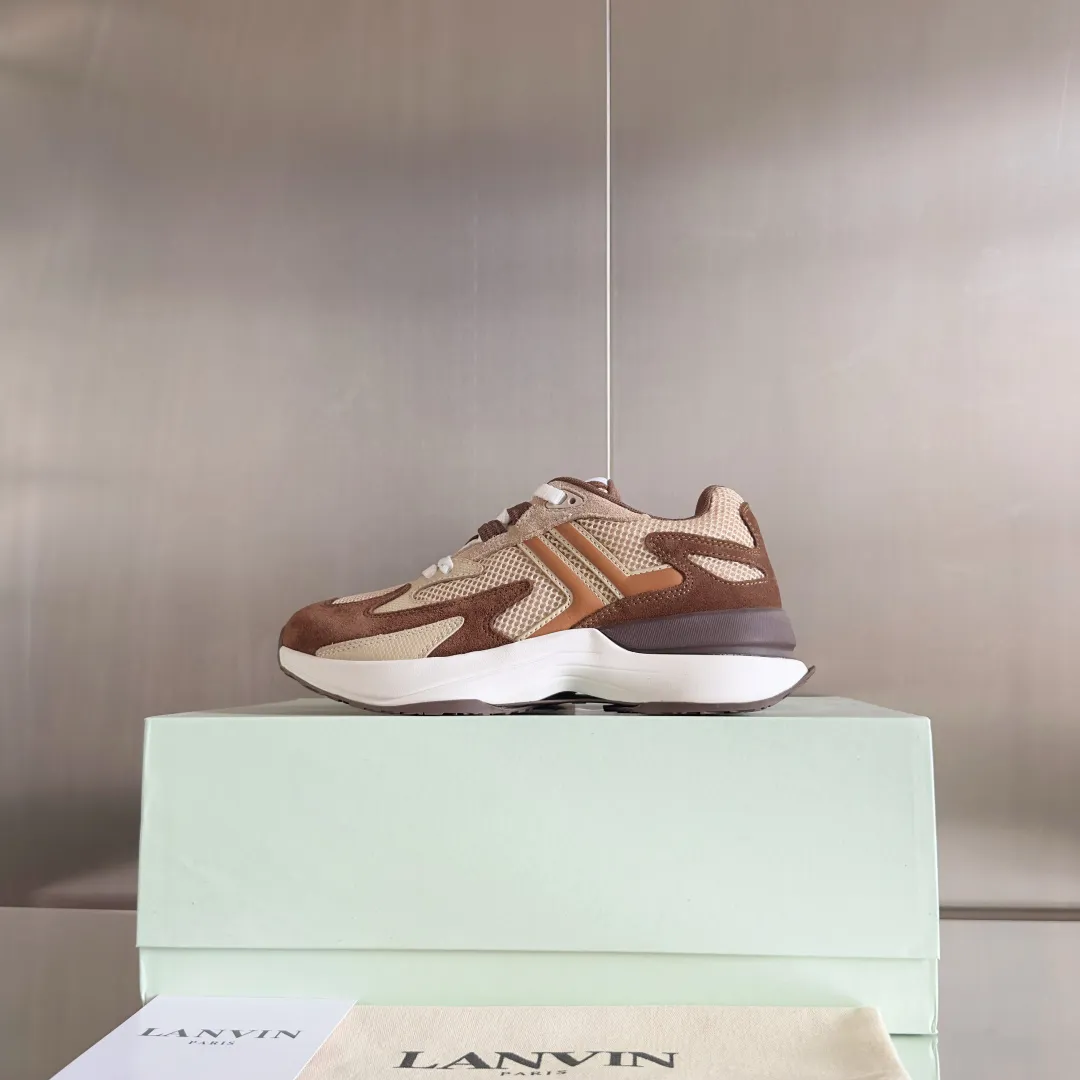 Top version: Couple model 290 Lanvin Lanvin's latest Jla series Couple model Mesh Thick sole Casual sports shoes Running shoes Original purchase, development and production This men's and women's sports shoes are light and comfortable, and the mesh design makes the uppers lighter. They are not afraid of stuffy feet, and the shoes look fashionable when paired with skirts and trousers. The upper is decorated with LANVIN's classic •J logo. The curved lines pay tribute to the circular element of the LANVIN logo, showing the brand's ingenuity. This shoe combines sports, fashion and craftsmanship. The delivery counter has exquisite packaging 🛍📦 ▪️ Fabric: Original customized mesh + cowhide ▪️ Lining: Original imported breathable mesh ▪️ Sole: Exclusive molded foam + TPU material ▪️ Bottom thickness: 4CM ▪️ Size: Women's 35-41 / Men's 39-45